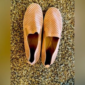Women’s Easy Street comfort wave pink shoes size 8.5